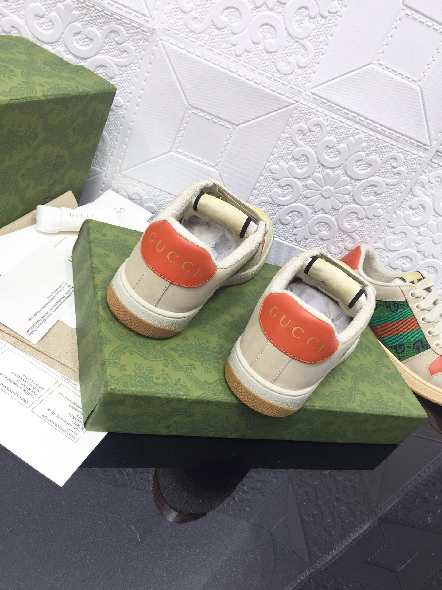 Ex-factory price: 540💰 GUCCI Gucci's newly upgraded back cover lining, top-notch old dirty shoes, classic casual sports shoes for couples, retro sneakers and old G family dirty shoes, updated at the counter simultaneously! ①The shoe upper has the same water-based edge coating process as the original version⚠️The ordinary oil edges on the market have a strong glue feel and are easy to fall off! Grade A first-layer nubuck leather (with pores)/matching computer embroidered double G cloth, high-density terry velvet lining. ② A PVC transparent small round mark sealing line is added to the details of the midsole. The mold is opened six times and the jewelry craftsmanship is used to customize the two-color double G buckle, striving to be the same as the original version. A pair of buttons is more than three times more expensive than ordinary buckles on the market. ③An old two-color washable label, the chip is placed on the outer waist of the right foot, the entire shoe is completely hollowed out with rubber technology, TUP material (rubber to distinguish the market) with the latest green packaging from the counter, 3D printed handbag, and a pair of shoelaces. There is no pressure when entering and exiting the counter. You can buy a 1:1 accurate replica of the original version and modify and upgrade it repeatedly. The details are perfectly restored, the materials are all customized, and they are truly top-notch. Please look at the details clearly to identify the quality. Upper: First-layer frosted cowhide/embroidered double G cloth. Lining: original high-density velvet lining. Foot pads: original pearlescent sheepskin. Outsole: private molded vacuum TPU material. Packaging: original top-grade full set packaging at the counter. Shoe size: women's size 35-40, men's size 39-44 (men's size 38, 45🉑️customized, non-returnable)